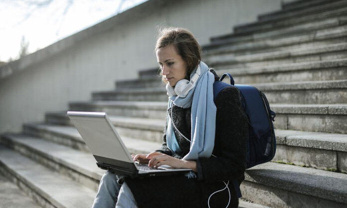 Advanced Standing MSW vs Traditional Program: How to Choose the Right Social Work Path